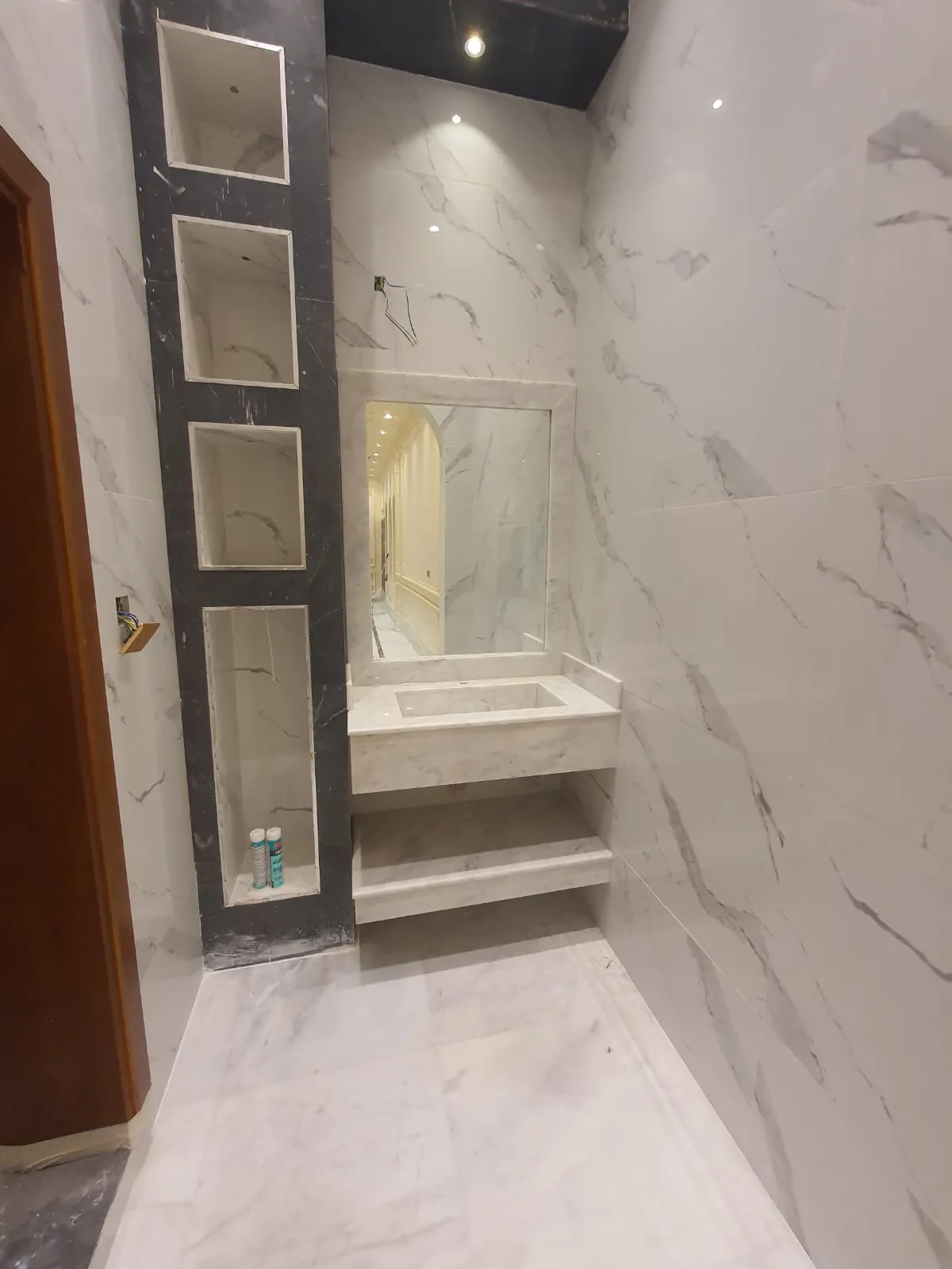 Porcelain basin